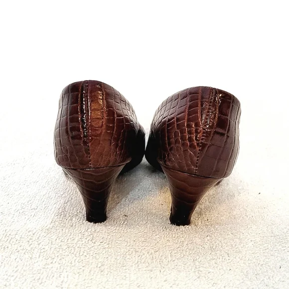 Vintage Hush Puppies Brown Crocodile Print Pumps Low Heel Slip On Shoes Size 7 - Picture 3 of 8
